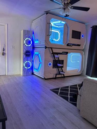 capsule hotel miami.